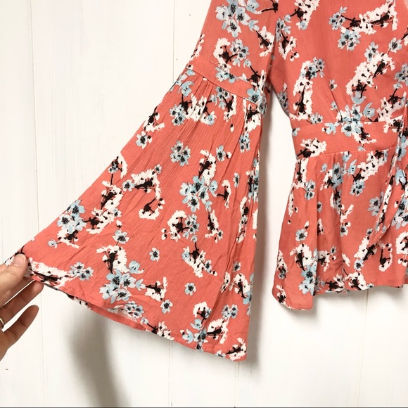 Jack by BB Dakota Floral Bell Sleeve Blouse NWT - Picture 2 of 7